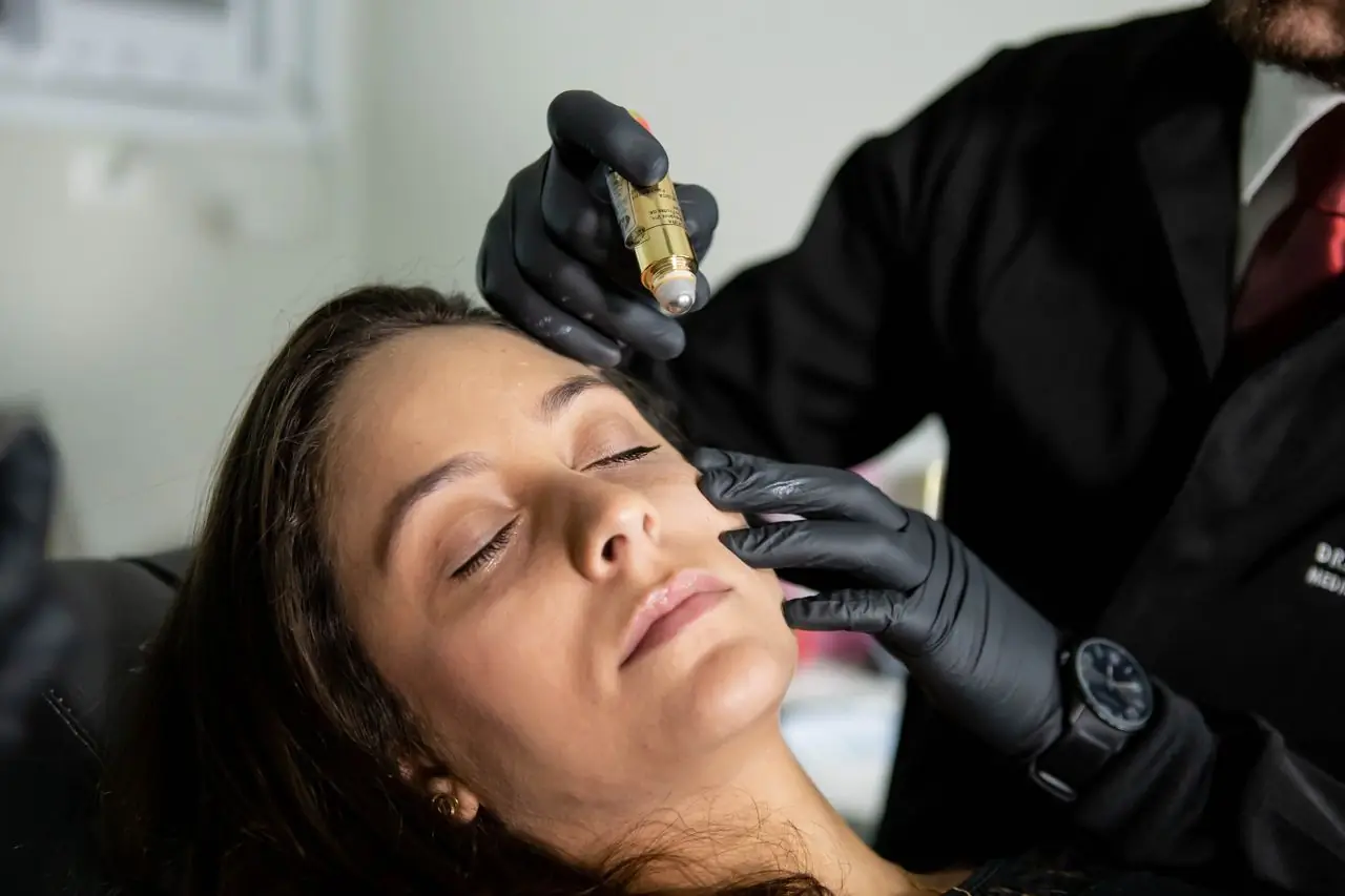 Aplicação de mesoterapia facial